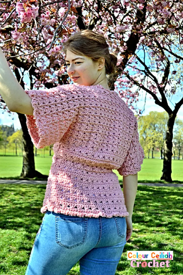 This free pattern is for a crochet lace kimono cardigan for women. There are two types of chunky lace in this pattern, but both of them are easy and fast to make as only two basic stitches are used, the double crochet and the half double crochet. This pattern also includes a YouTube video tutorial.