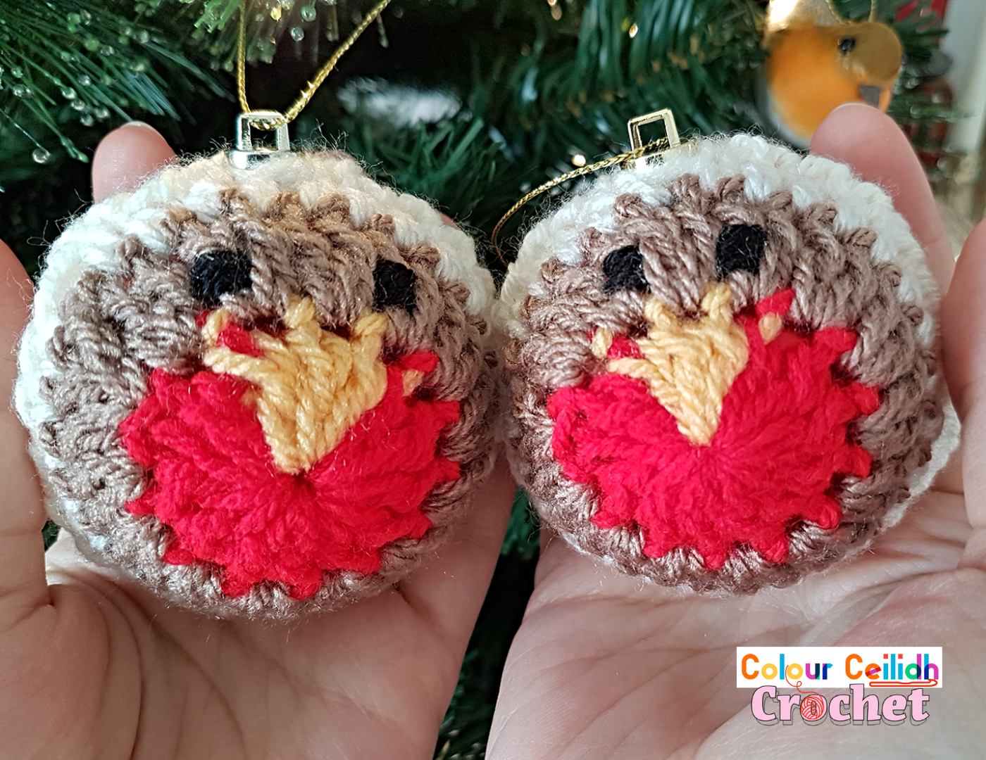 This crochet robin bauble is a crochet bauble cover for your unwanted Christmas baubles! This crochet robin bauble is only three rounds and is made with double crochet stitches. And double crochet means easy crochet for beginners!