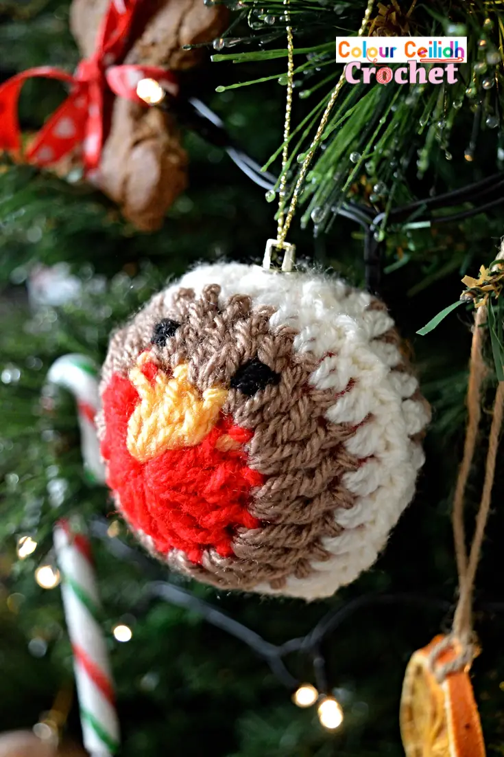 This crochet robin bauble is a crochet bauble cover for your unwanted Christmas baubles! This crochet robin bauble is only three rounds and is made with double crochet stitches. And double crochet means easy crochet for beginners!